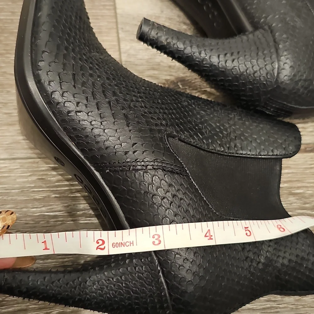[Like New] ECCO Black Leather Snakeskin Textured Ankle Booties Sz 36